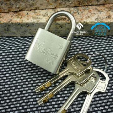 Padlock de aço inoxidável pesado com coração de cadeado em construção e imóveis